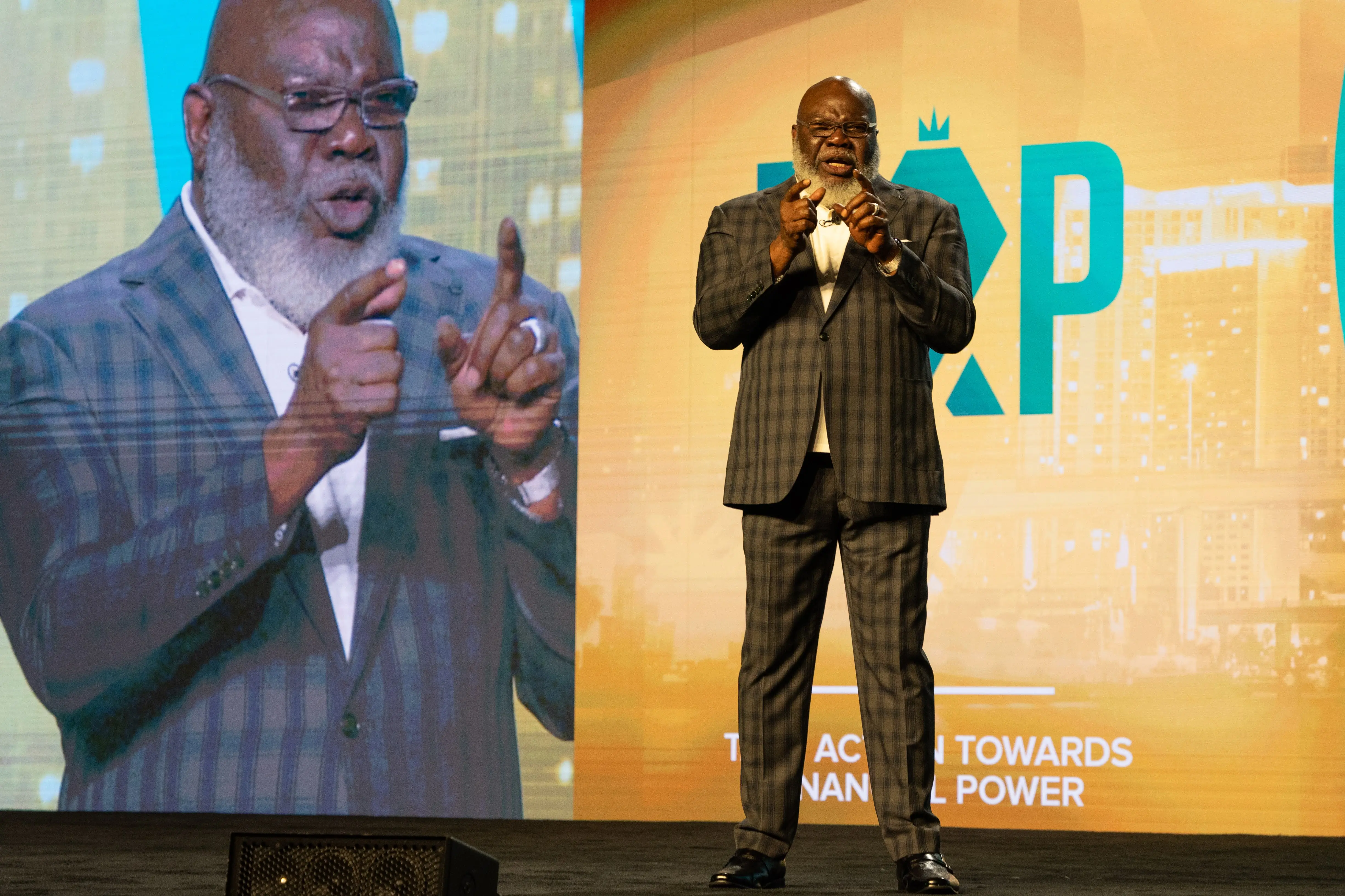 Keynote speaker during a corporate conference in Orlando, Florida by Pottinger Studios